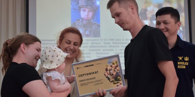 У Миколаєві ветерани війни та родини загиблих захисників отримали сертифікати на житло (ФОТО)