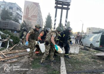 В ДСНС озвучили наслідки російського удару по Добропіллю – щонайменше 2 загиблих і 27 поранених (ФОТО)