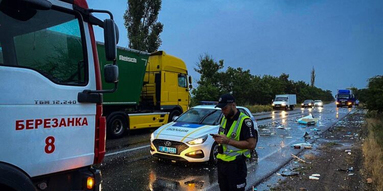 На Миколаївщині на Одеській трасі ДТП з Mercedes-Benz Sprinter та MAN (ФОТО)