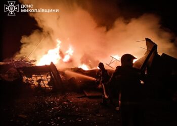 У Миколаєві внаслідок атаки безпілотників гасили дві масштабні пожежі (ФОТО, ВІДЕО)