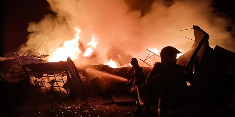 У Миколаєві внаслідок атаки безпілотників гасили дві масштабні пожежі (ФОТО, ВІДЕО)