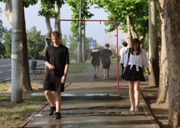 У Миколаєві в 5 локаціях запрацювали водяні арки для перехожих – як це коментують містяни (ФОТО)