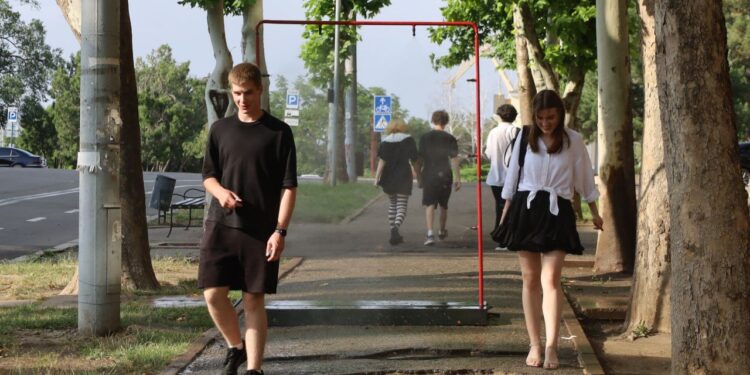 У Миколаєві в 5 локаціях запрацювали водяні арки для перехожих – як це коментують містяни (ФОТО)