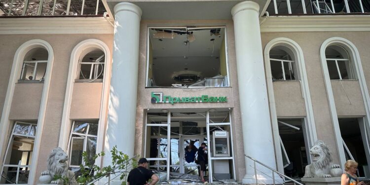 У Миколаєві внаслідок дронової атаки 2 постраждалих, 10 будинків пошкоджено (ФОТО, ВІДЕО)