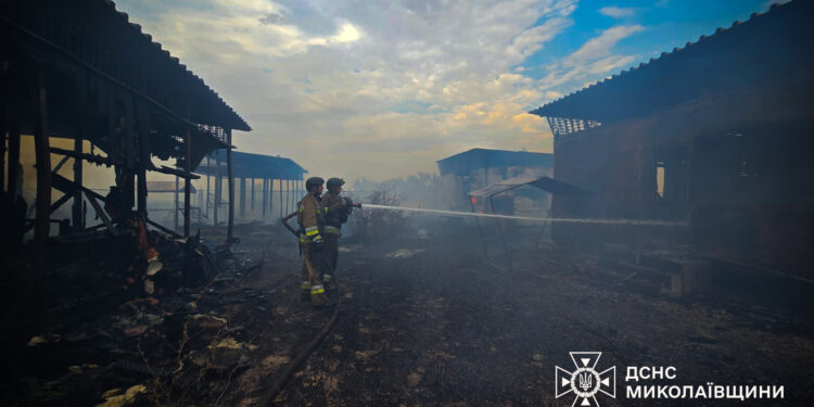 З 53 пожеж на Миколаївщині за добу три були через російські обстріли (ВІДЕО, ФОТО)