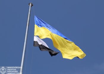 У Миколаєві підняли біло-чорний Прапор надії – знак солідарності з військовополоненими та зниклими безвісти (ФОТО)