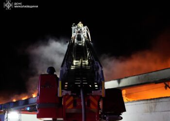 У Миколаєві загасили пожежу, спричинену ворожим дроном (ФОТО, ВІДЕО)