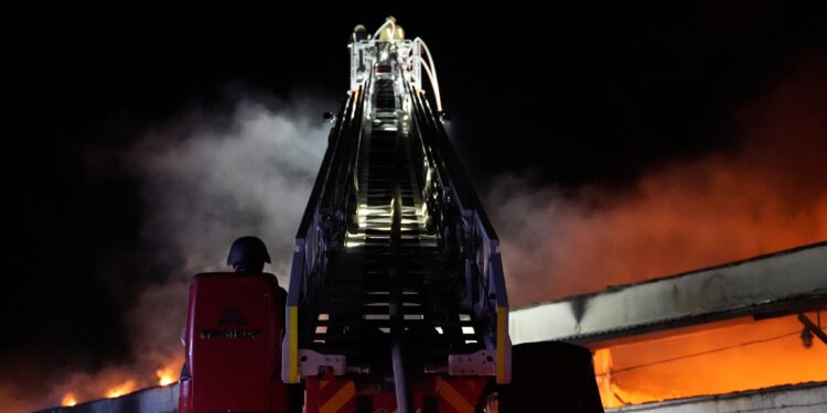 У Миколаєві загасили пожежу, спричинену ворожим дроном (ФОТО, ВІДЕО)