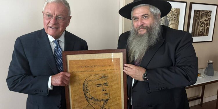 Головний рабин України Моше Асман передав Трампу через Келлога портрет з декларацією (ФОТО)