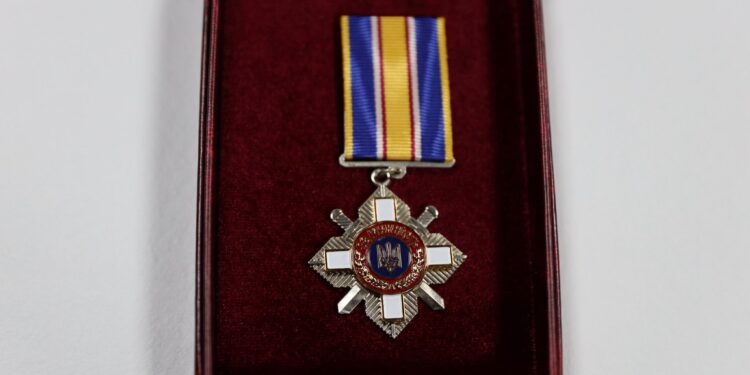 Герой із Очакова: державну нагороду загиблому пілоту F-16 Павлу Іванову передали його батькам