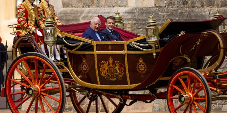 Королівська родина влаштувала прийом у Віндзорському палаці на честь Макрона (ФОТО)