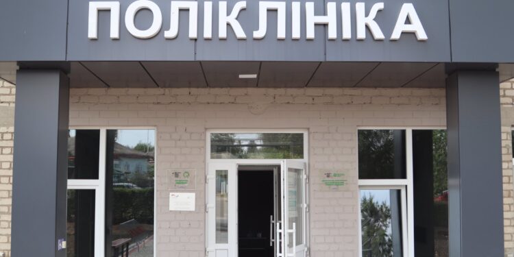 У Доманівській громаді Миколаївщини завдяки міжнародним партнерам відкрили оновлений медичний заклад та передали житло переселенцям (ФОТО)