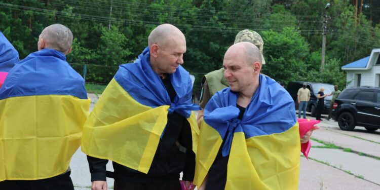Україна повернула з російського полону своїх захисників, більшість із них перебували у полоні 3 роки (ФОТО)