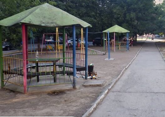 На Миколаївщині двоє чоловіків влаштували поножовщину на дитячому майданчику