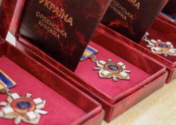 Назавжди в строю: родинам 11 загиблих миколаївських нацгвардійців передано державні нагороди (ФОТО)