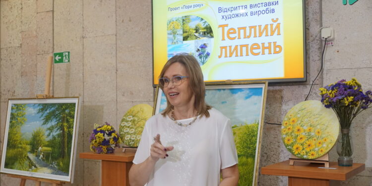 Ідеальна маківка літа – у Миколаєві відкрилась художня виставка «Теплий липень» (ФОТО)