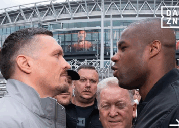 Із криками і кривляннями: Усик та Дюбуа провели першу битву поглядів перед чемпіонським реваншем (ВIДЕО)