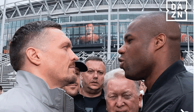 Із криками і кривляннями: Усик та Дюбуа провели першу битву поглядів перед чемпіонським реваншем (ВIДЕО)