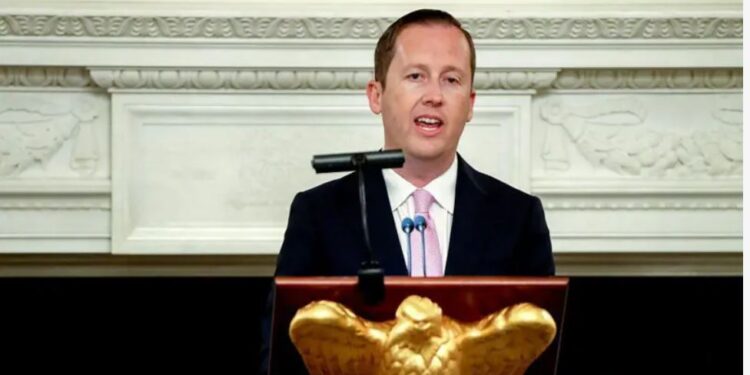 Народжений в СРСР – це про головного помічника Трампа, який приховує своє походження (ФОТО)