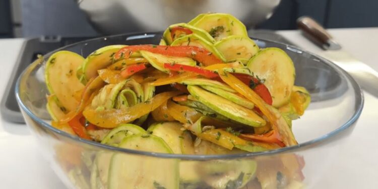 Салат “Кабачкова сенсація” – дайте шанс сезонному овочу (ФОТО)