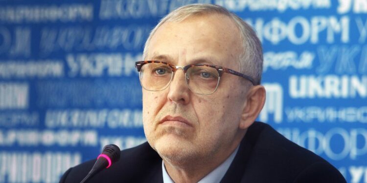 Завершене розслідування нападу на відомого журналіста Макарова – ножове поранення він спричинив собі сам