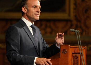 “Ми ніколи не покинемо Україну”, – Макрон у британському парламенті (ФОТО)