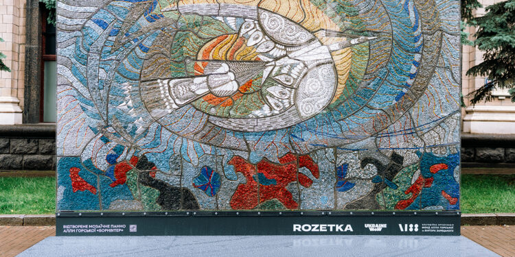 “Боривітер”. Усик у Лондоні представив легендарну українську мозаїку, зруйновану війною (ФОТО)