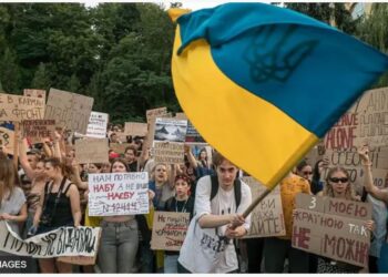 Хто виходить на антикорупційні акції протесту, чому це схоже на карнавал та люди в масках (ФОТО)