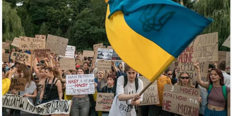 Хто виходить на антикорупційні акції протесту, чому це схоже на карнавал та люди в масках (ФОТО)