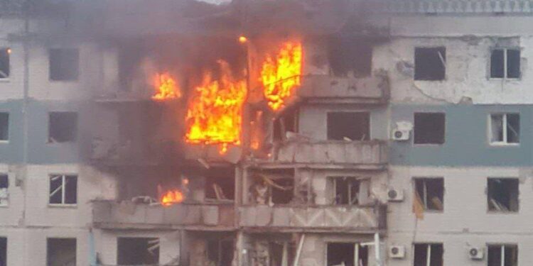 Ворог скинув КАБ на багатоповерхівку у Краматорську. Загинула дитина (ВІДЕО)