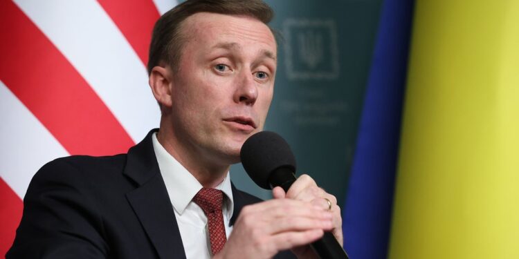 Салліван заявив, що адміністрація Трампа бреше, коли пов’язує зупинку допомоги Україні із браком зброї на складах