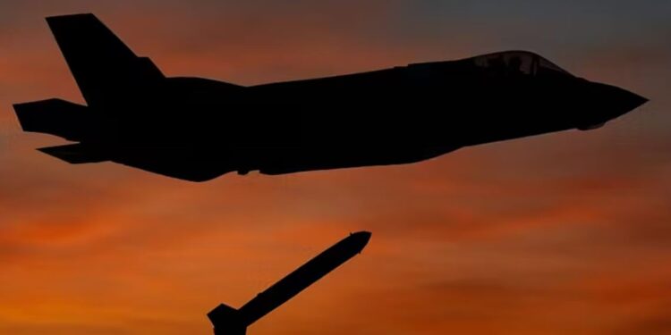 Без виття про ядерний попіл США розмістили в Британії тактичну ядерну бомбу – модернізовану