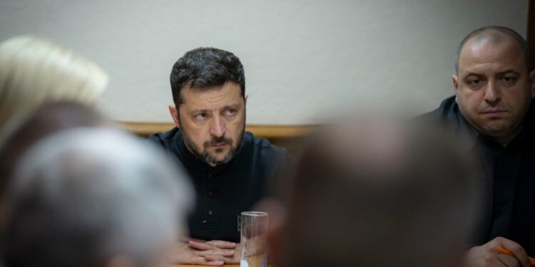 Зеленський провів нараду щодо звільнення полонених –  поза обмінами ще 555 людей (ФОТО)