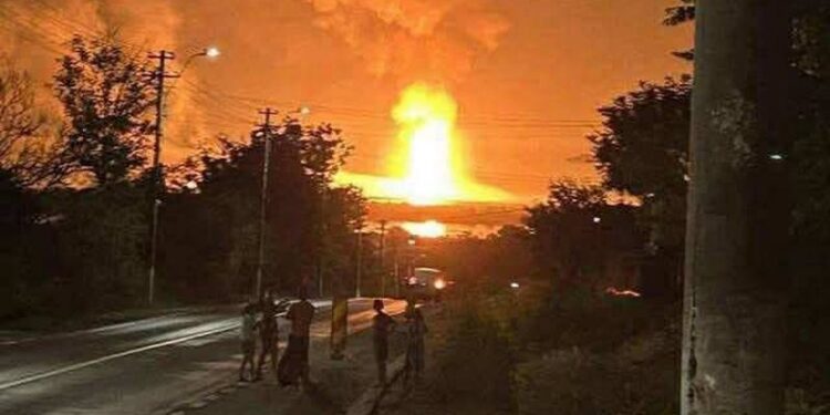 Росіяни вдарили по газогону на Одещині – з Румунії спостерігають за величезним полум’ям (ВІДЕО)