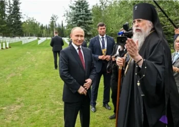 На Алясці Путін отримав подарунок на кладовищі