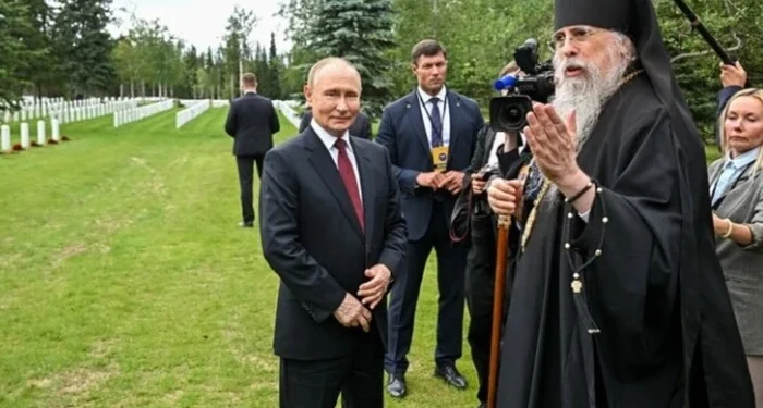 На Алясці Путін отримав подарунок на кладовищі