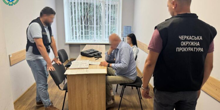 Черкаську тренерку, яка зібрала понад 1 млн.грн. на поїздку дітей до Грузії і програла гроші в казино, посадили під домашній арешт