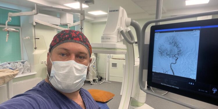 У Миколаївській області лікарі вперше провели операцію з видалення тромбу з мозку (ФОТО)