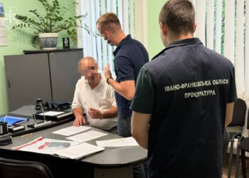 За системну корупцію на Івано-Франківщині підозру оголосили 40 особам. Гляньте, хто там