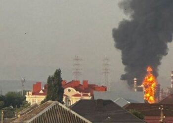 У РФ після атаки дронів горіла залізнична станція, військова частина і НПЗ (ВІДЕО)