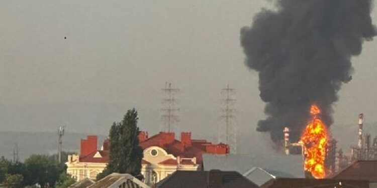 У РФ після атаки дронів горіла залізнична станція, військова частина і НПЗ (ВІДЕО)