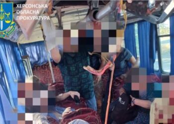 Російські терористи поцілили безпілотником в маршрутку на Херсонщині – 2 загиблих, 6 поранених (ФОТО)