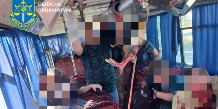 Російські терористи поцілили безпілотником в маршрутку на Херсонщині – 2 загиблих, 6 поранених (ФОТО)