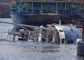 Дрібниця, а приємно: російський буксир затонув прямо біля пірса судноремонтного заводу