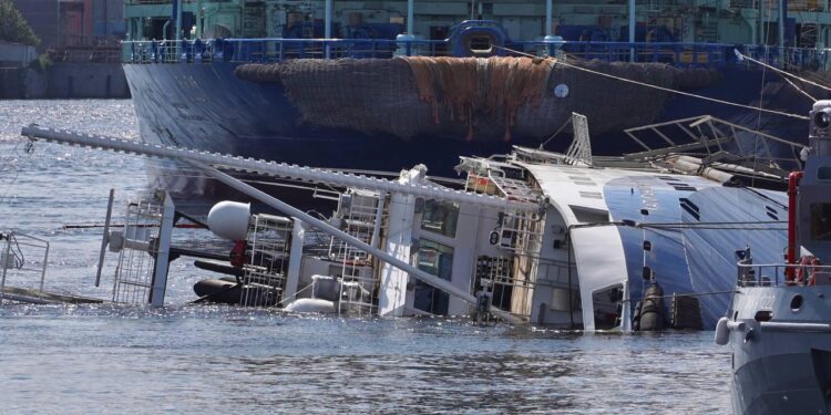 Дрібниця, а приємно: російський буксир затонув прямо біля пірса судноремонтного заводу