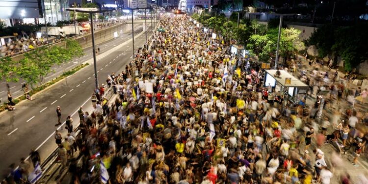 Тисячі ізраїльтян вийшли на мітинг у Тель-Авіві проти нового плану Нетаньяху щодо Гази, вимагаючи звільнення заручників
