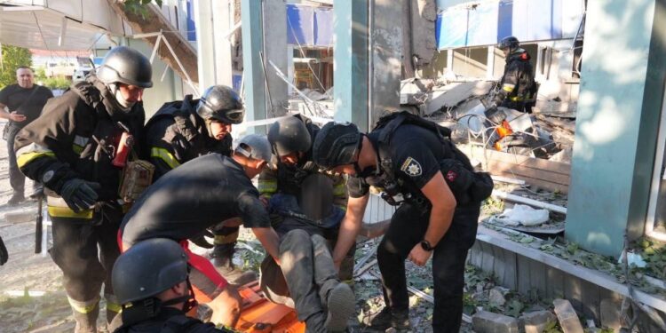 Ворог скинув КАБ на  автовокзал в Запоріжжі – вже 12 поранених (ФОТО, ВІДЕО)