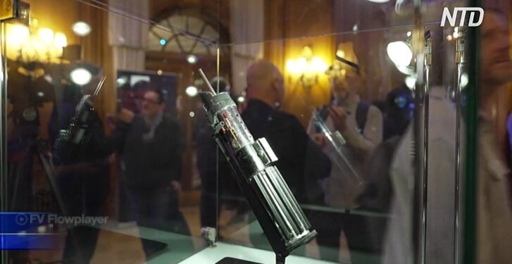 Світловий меч Дарта Вейдера, шолом Саурона та батіг Індіани Джонса виставлять на аукціон