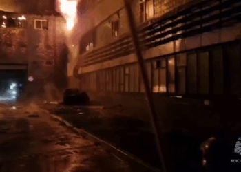 У Ярославлі горить лакофарбовий завод, який обслуговує військових (ВІДЕО)