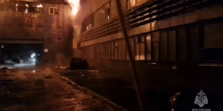 У Ярославлі горить лакофарбовий завод, який обслуговує військових (ВІДЕО)